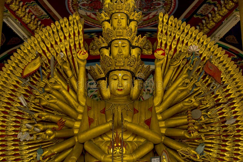 Golden Guanyin Golden Statue has a hand with 1000 hands