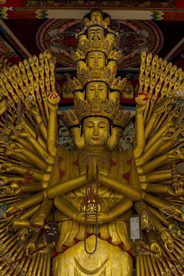 Golden Guanyin Golden Statue has a hand with 1000 hands