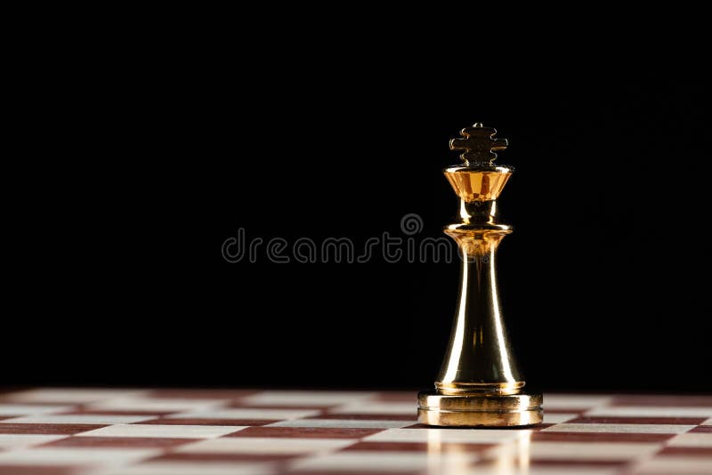 Wallpaper chess king and queen figures with crowns isolated on