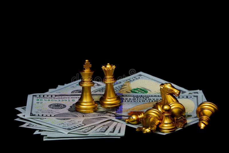Golden schaakstukken op Amerikaanse dollars tegen donkere achtergrond