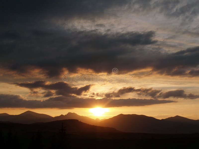 Zlatý západ slunce a scéna s oblaky