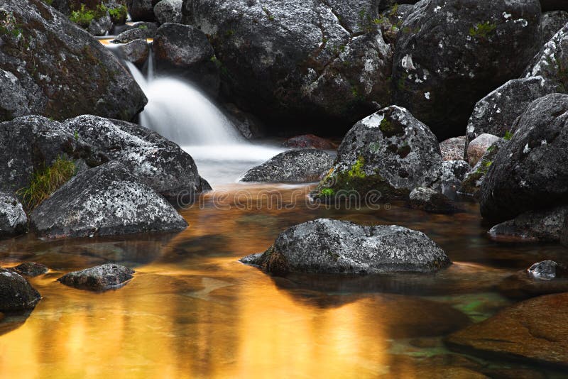 Un fiume (settentrionale) flussi d'oro piscina.