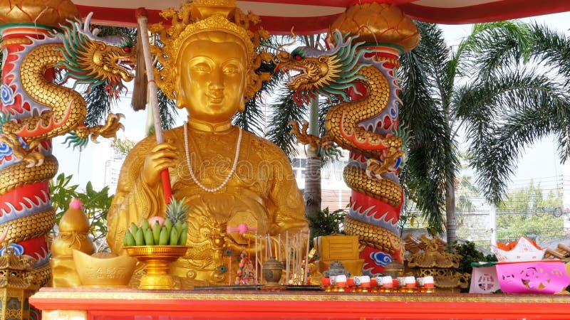 Goldene Buddha-Statue im chinesischen Tempel thailand