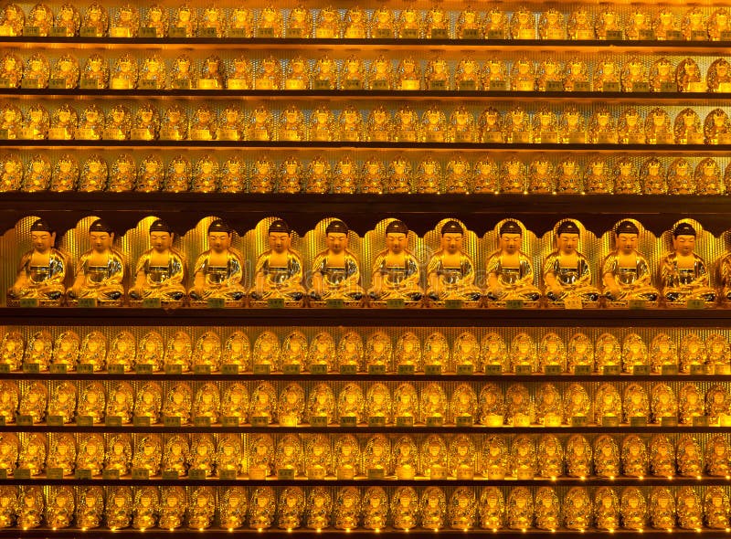 Goldene Buddha-Statuen am Yakcheonsa Tempel stockfotos