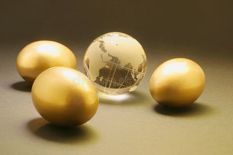 Goldene Eier und Kristallkugel stockfoto Goldene Eier und Kristallkugel stockfoto