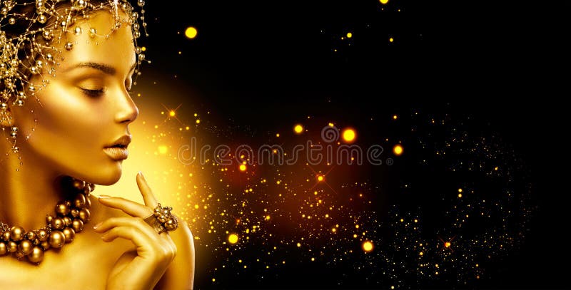 Goldene Frau Schönheitsmode-modell-Mädchen mit Goldenem bilden, Haar und Schmuck auf schwarzem Hintergrund stockfotos