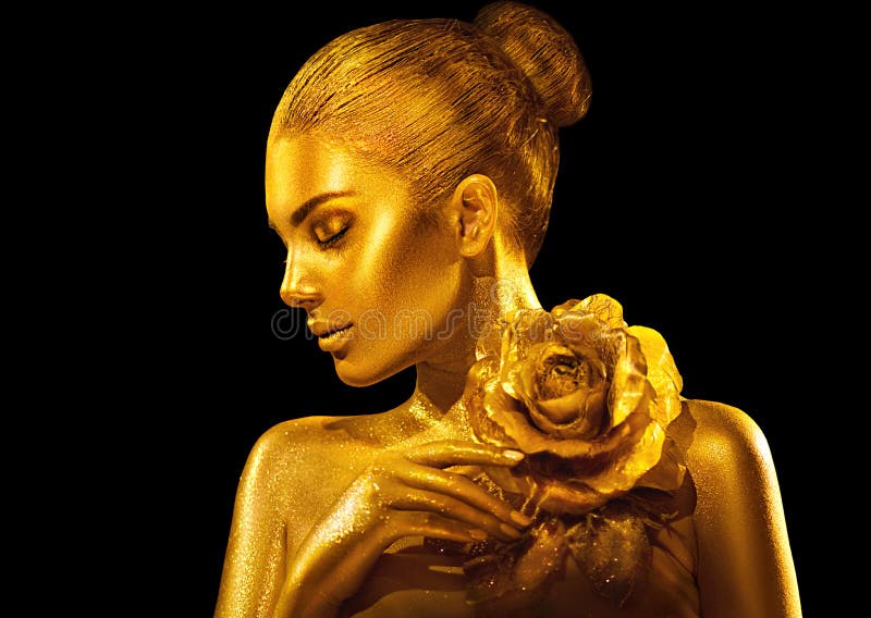 Goldene Hautfrau mit stieg Mode Art Portrait Vorbildliches Mädchen mit glänzendem Berufsmake-up des goldenen Zaubers des Feiertag stockbilder Goldene Hautfrau mit stieg Mode Art Portrait Vorbildliches Mädchen mit glänzendem Berufsmake-up des goldenen Zaubers des Feiertag stockbilder