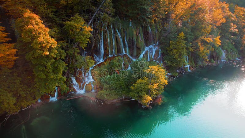 Goldene Herbstnatur in plitvicer Seen Nationalpark kroatien. Wasserfall im Wald mit bunten Bäumen und smaragdgrünen