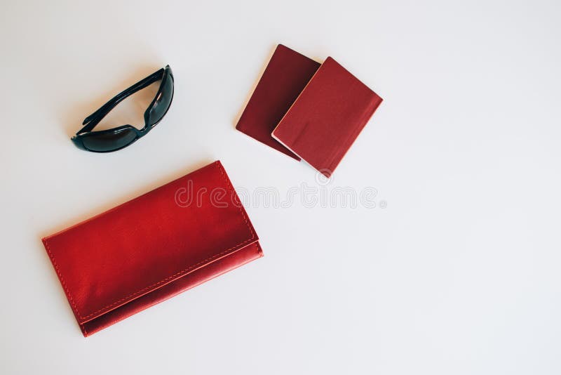 Goldene Kosmetiktasche mit kosmetischen Produkten lizenzfreie stockfotos Goldene Kosmetiktasche mit kosmetischen Produkten lizenzfreie stockfotos