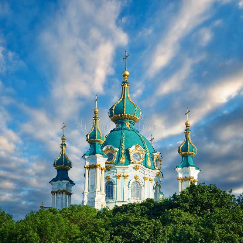 Goldene Kuppeln der St. -Andreas-Kirche in Kiew. Ukraine, Kiew lizenzfreies stockfoto