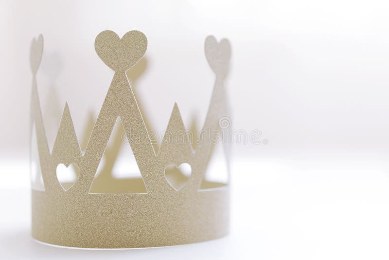 Goldene Papierkrone auf weißem Hintergrund stockfotografie Goldene Papierkrone auf weißem Hintergrund stockfotografie