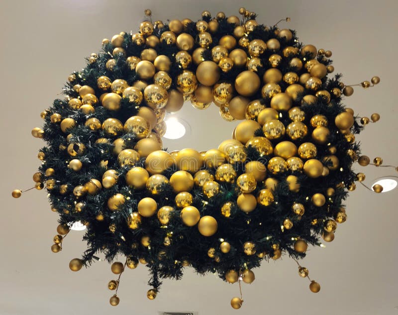 Goldene Weihnachtsbrille mit kreisrunder Kiefernformation und Wanddecke im Hintergrund stockbilder Goldene Weihnachtsbrille mit kreisrunder Kiefernformation und Wanddecke im Hintergrund stockbilder