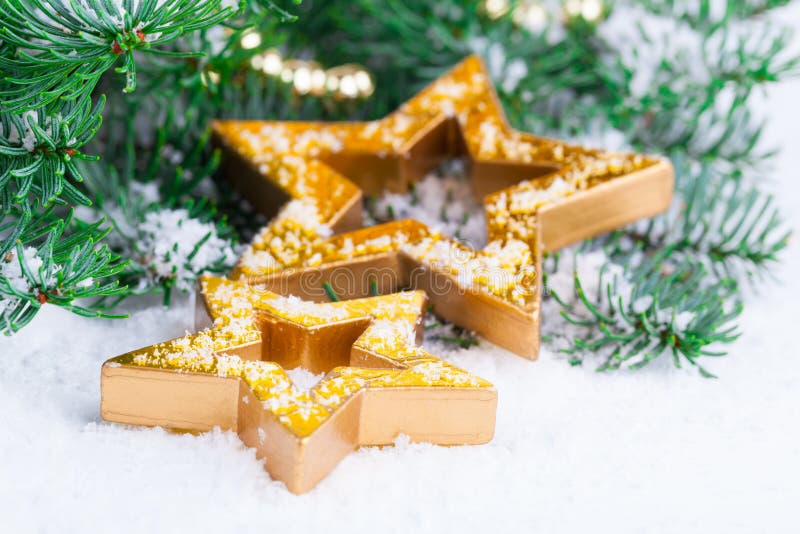 Goldene Weihnachtssterne stockfoto. Bild von winter, feier - 16526494
