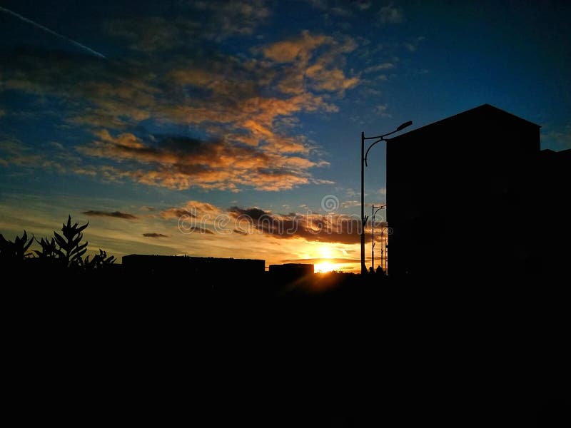 Goldene Wolken am blauen Himmel während des Sonnenuntergangs lizenzfreies stockfoto Goldene Wolken am blauen Himmel während des Sonnenuntergangs lizenzfreies stockfoto