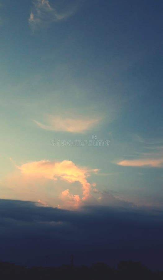 goldene Wolken im blauen Himmel zur Sonnenuntergangzeit lizenzfreies stockfoto goldene Wolken im blauen Himmel zur Sonnenuntergangzeit lizenzfreies stockfoto