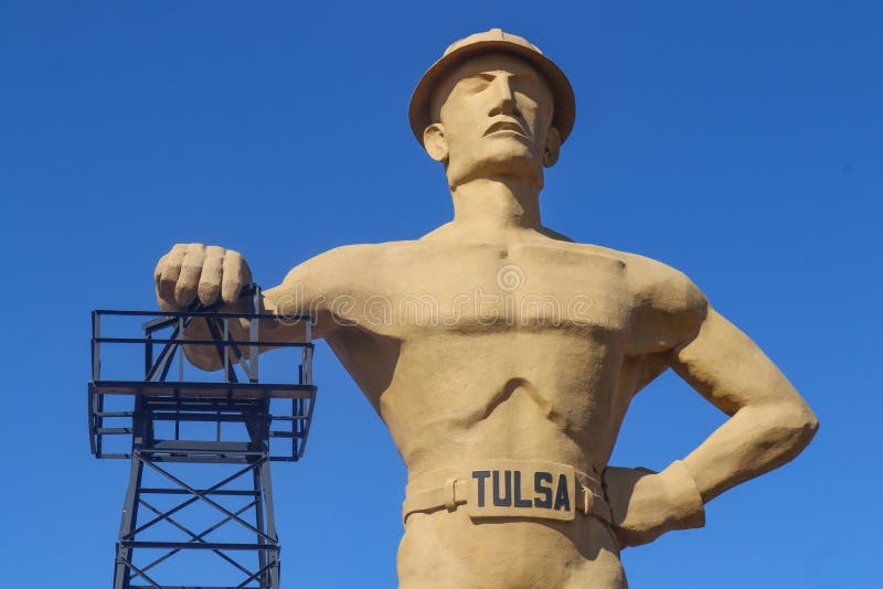 Goldener Bohrer 75-ft-höchste Statue eines Ölarbeiters in Tulsa Oklahoma USA - 5. größte Statue in US 3-8-2018 stockfotos Goldener Bohrer 75-ft-höchste Statue eines Ölarbeiters in Tulsa Oklahoma USA - 5. größte Statue in US 3-8-2018 stockfotos