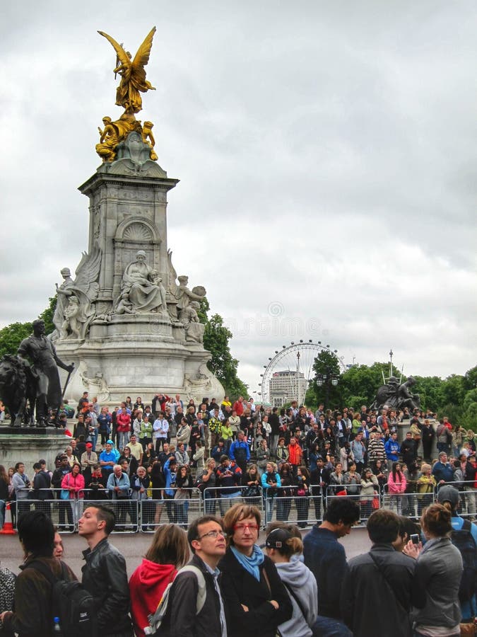 Goldener Engelsstatuenpalast von England lizenzfreies stockfoto