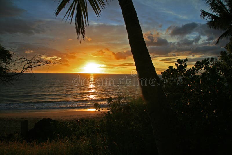 Goldener hawaiischer Sonnenuntergang 100 stockfotografie Goldener hawaiischer Sonnenuntergang 100 stockfotografie