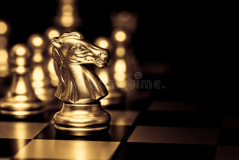 Goldener Luxus Elegantes Schachpferd mit schwarzem Platz für Text Erfolgreiches Unternehmensführerkonzept stockfotografie