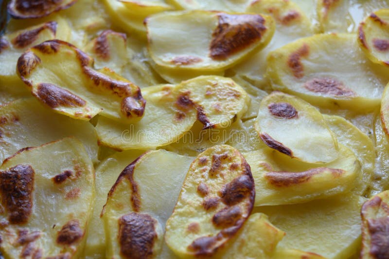 Goldener Owen Roasted Potato Slices lizenzfreies stockbild Goldener Owen Roasted Potato Slices lizenzfreies stockbild