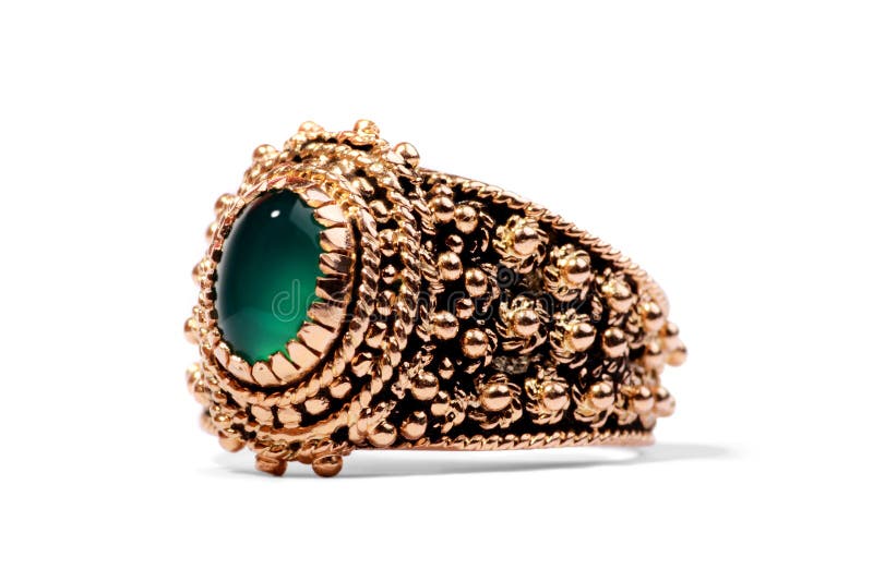 Goldener Ring mit kostbarem grünem Edelstein