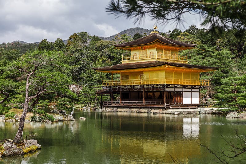 Goldener Tempel Kinkakuji im Frühjahr, Kyoto Japan