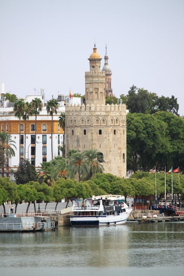 Goldener Turm in Sevilla lizenzfreie stockfotos Goldener Turm in Sevilla lizenzfreie stockfotos