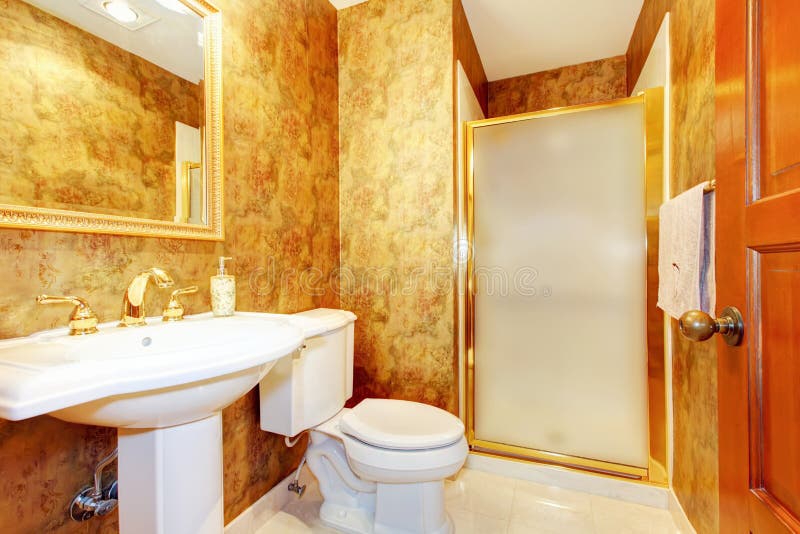 Goldenes Badezimmer Mit Braunen Fliesen Stockfoto - Bild von projekt