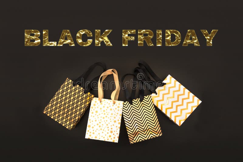 Goldenes benner BLACK FRIDAY mit Einkaufstasche, Geschenkbox in der modernen Art auf schwarzem Hintergrund Verkauf im modernen En lizenzfreies stockfoto Goldenes benner BLACK FRIDAY mit Einkaufstasche, Geschenkbox in der modernen Art auf schwarzem Hintergrund Verkauf im modernen En lizenzfreies stockfoto