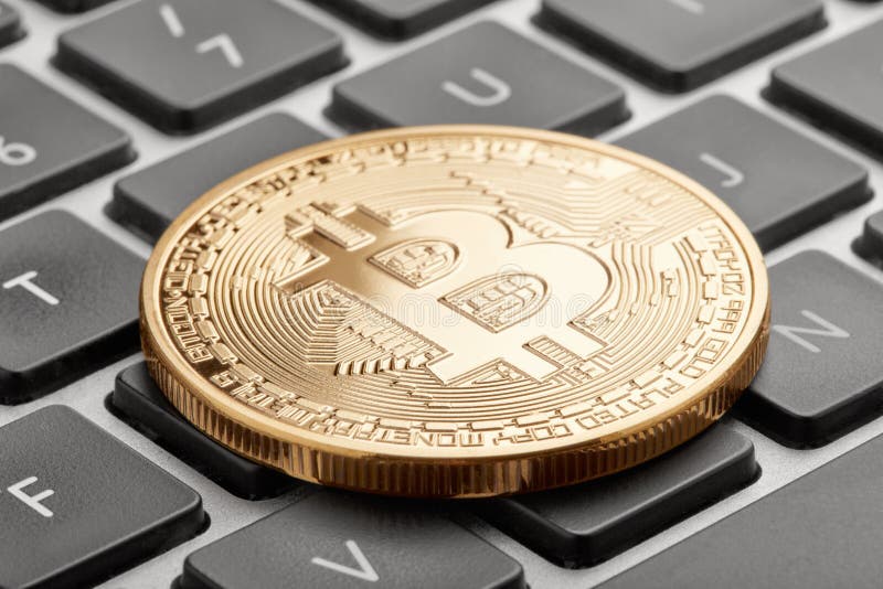 Goldenes bitcoin auf Computertastatur mit schwarzen Schlüsseln lizenzfreie stockfotografie Goldenes bitcoin auf Computertastatur mit schwarzen Schlüsseln lizenzfreie stockfotografie