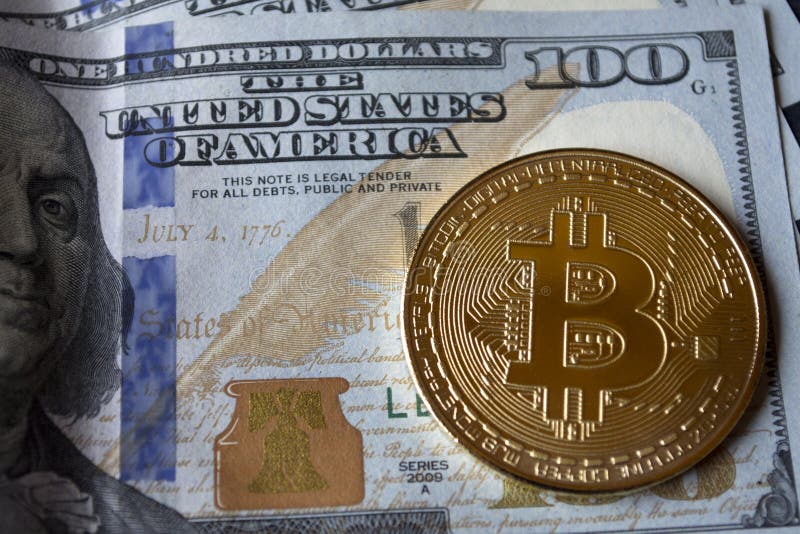 Goldenes bitcoin auf Rechnungen eines Hundertdollars
