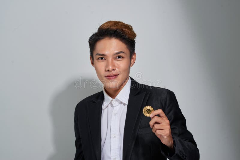 Goldenes Bitcoin in einer Mannhand, Digitall-Symbol eines neuen virtuellen c lizenzfreie stockfotos