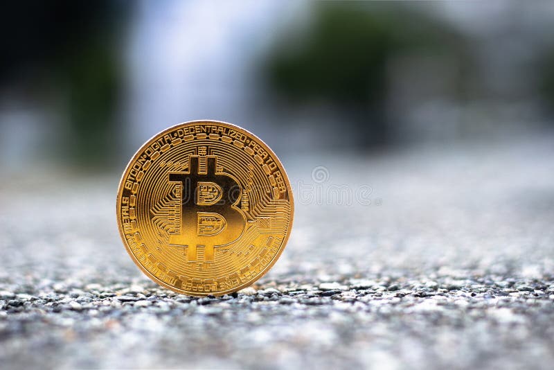 goldenes bitcoin mit Kopienraum stockbilder goldenes bitcoin mit Kopienraum stockbilder