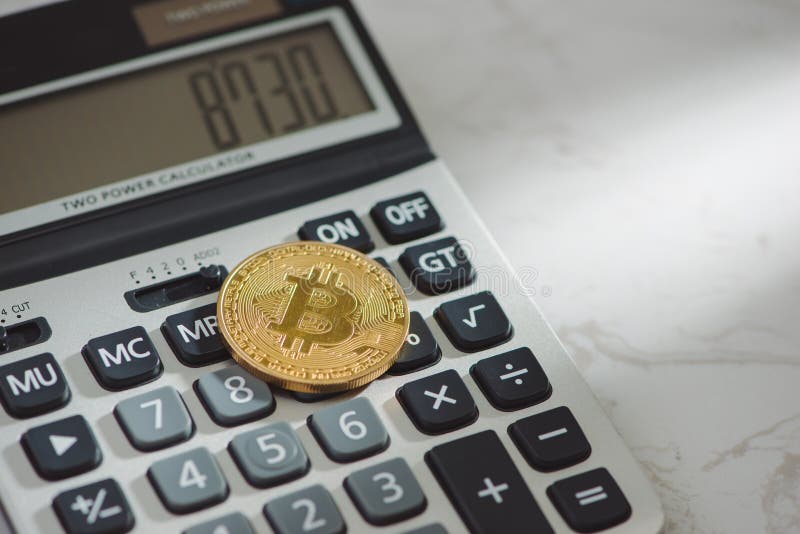 Goldenes bitcoin mit Taschenrechner auf weißem Hintergrund stockbilder
