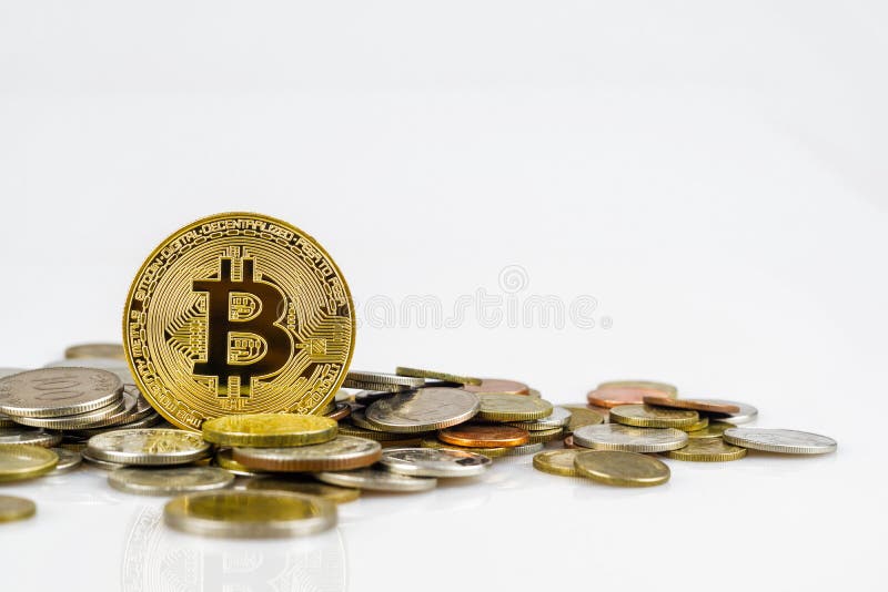 Goldenes bitcoin über vielen internationalen Geldmünzen lokalisiert auf weißem Hintergrund Schlüsselwährungskonzept Bitcoin-crypt