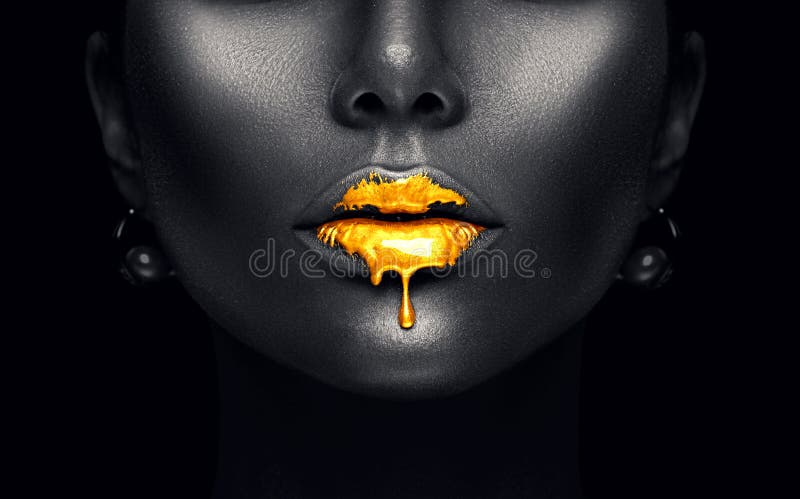 Goldfarbentropfenfänger von den sexy Lippen, goldene flüssige Tropfen auf schönem vorbildlichem Mädchenmund, dunkles schwarzes Ha