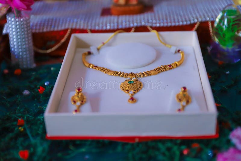 Goldschmuck im Kasten, Halskette stockbild Goldschmuck im Kasten, Halskette stockbild