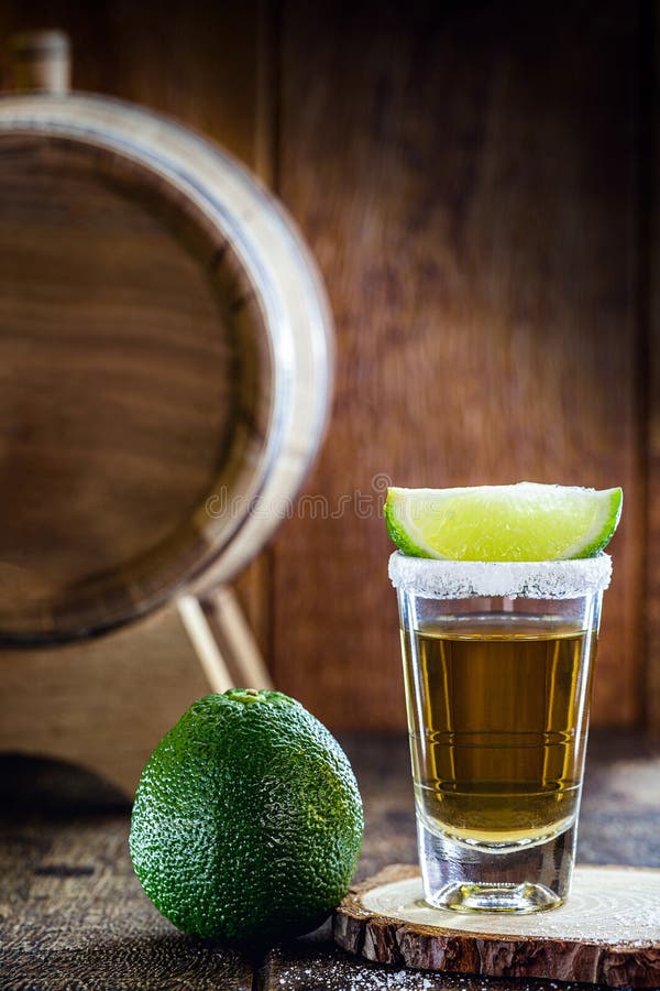 Tequila mit Zitrone stockbild. Bild von getränk, alkoholiker - 18134941