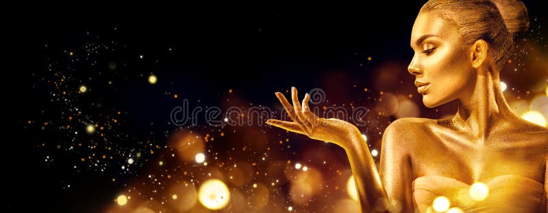Goldweihnachtsfrau Schönheitsmode-modell-Mädchen mit goldenem Make-up, dem Haar und Schmuck Hand auf Schwarzem zeigend lizenzfreie stockfotos