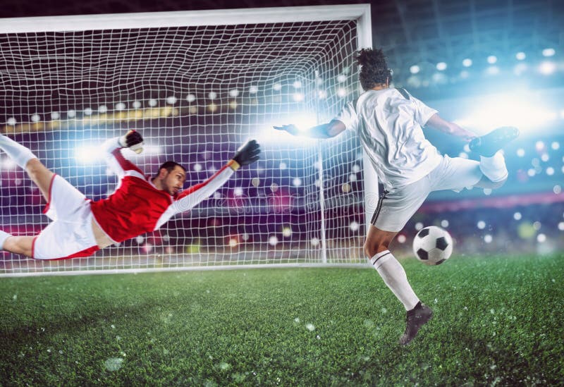 O goleiro chuta a bola no estádio durante um jogo de futebol