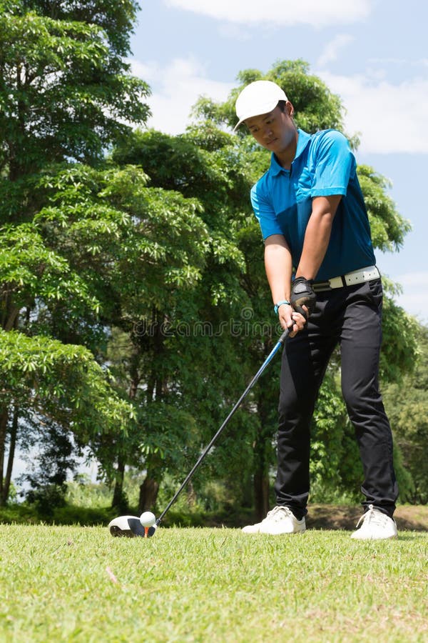Golf asiatique beau de putt d'homme de golfeur photos stock Golf asiatique beau de putt d'homme de golfeur photos stock