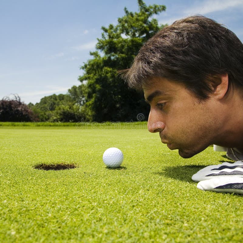 Klub hráč golfu soustředění na 18díra.