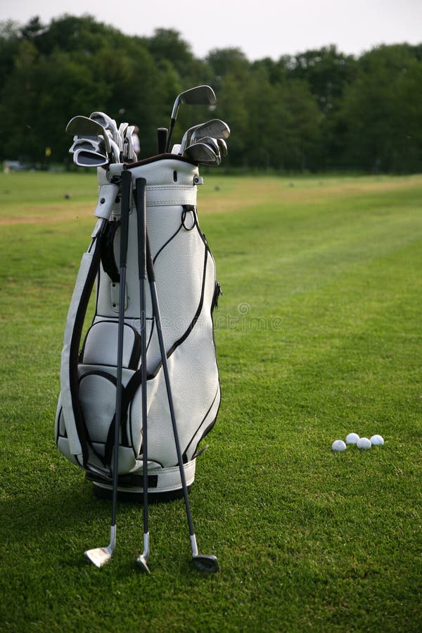 Vervullen wij Onzeker Golf-clubs Met Een Golf-zak. Nadruk Op Zak Stock Foto - Image of golfspel,  apparatuur: 8346098
