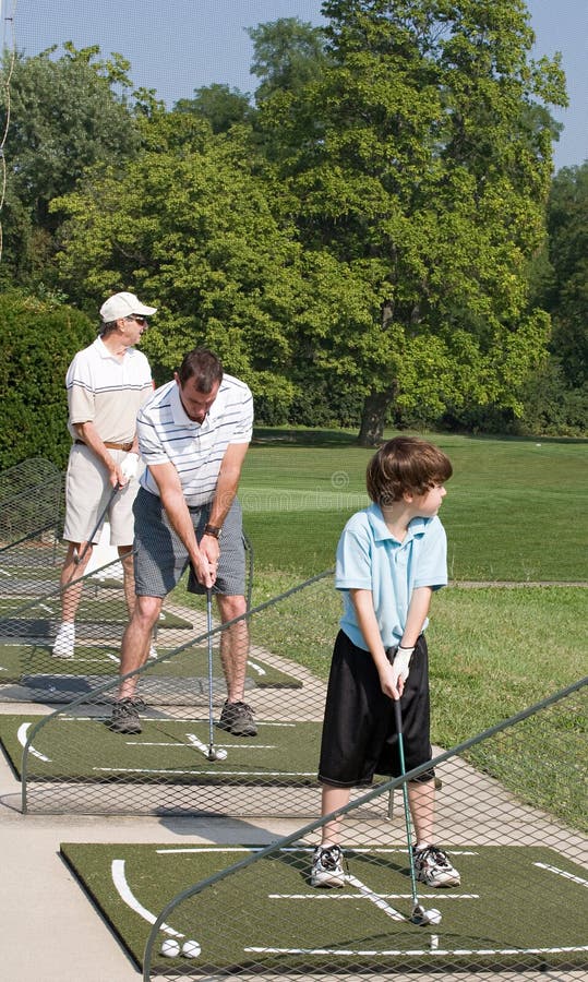 Golf di pratica della famiglia fotografia stock libera da diritti Golf di pratica della famiglia fotografia stock libera da diritti