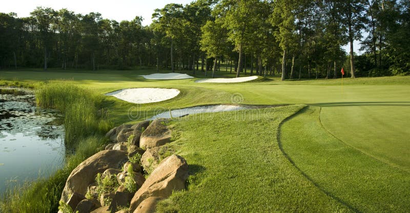 Golf groen met vallen, water en bomen royalty-vrije stock fotografie Golf groen met vallen, water en bomen royalty-vrije stock fotografie