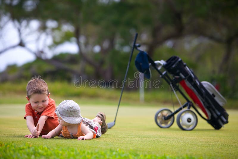 Golf mit Kindern stockfoto. Bild von mädchen, klumpen 9516154