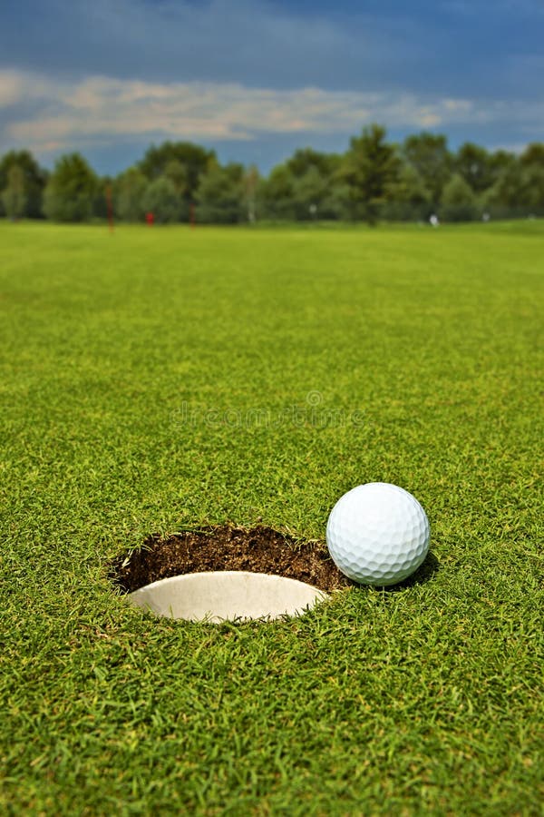 Golf, palla che si trova sul verde accanto al foro
