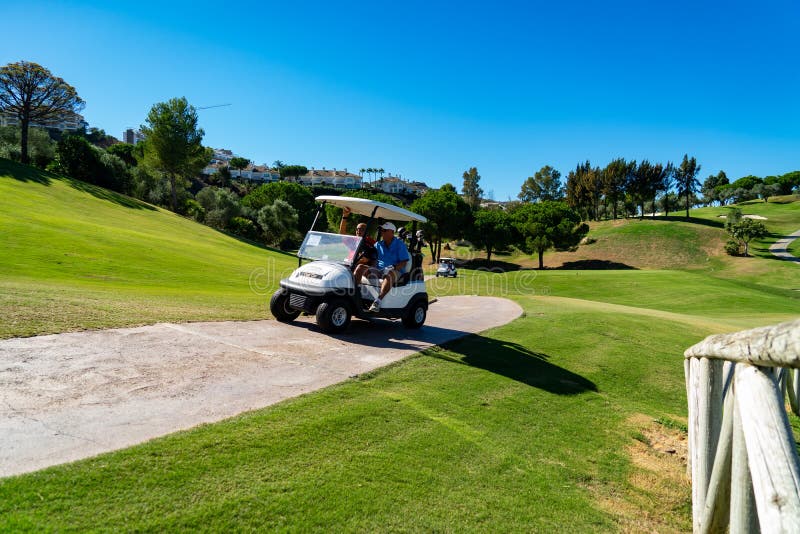 Golf på La Cala de Mijas, Spanien, en soldag med gröngräs och vackert landskap fotografering för bildbyråer Golf på La Cala de Mijas, Spanien, en soldag med gröngräs och vackert landskap fotografering för bildbyråer