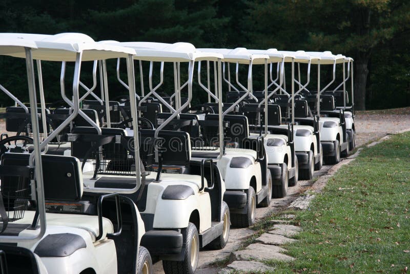 Golf-Wagen in einer Reihe an einem Countryklub lizenzfreie stockbilder Golf-Wagen in einer Reihe an einem Countryklub lizenzfreie stockbilder