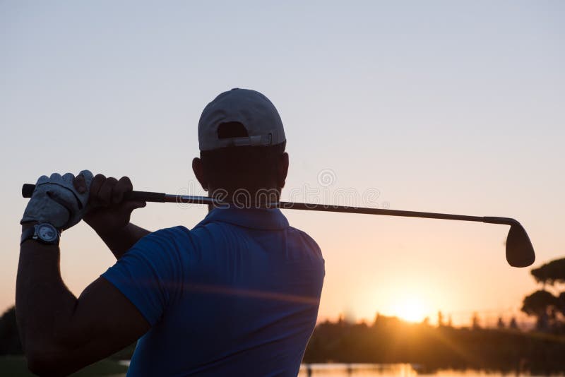 Golfare som slår det långa skottet royaltyfri foto Golfare som slår det långa skottet royaltyfri foto